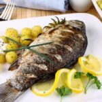 Как запечь карася целиком в духовке: 3 простых рецепта